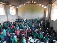 Kinder in einem Klassenzimmer ohne Schulmöbel