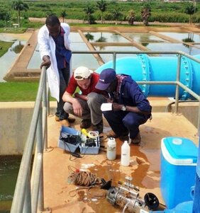 [Translate to English:] Zu sehen ist Mark Olokotum, der Gewässer Ugandas auf Algengiftstoffe untersucht hat.