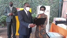 [Translate to English:] Handing over of equipment to SGBV courts