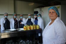 Bäuerinnen im Kosovo bei der Verarbeitung von Lebensmitteln